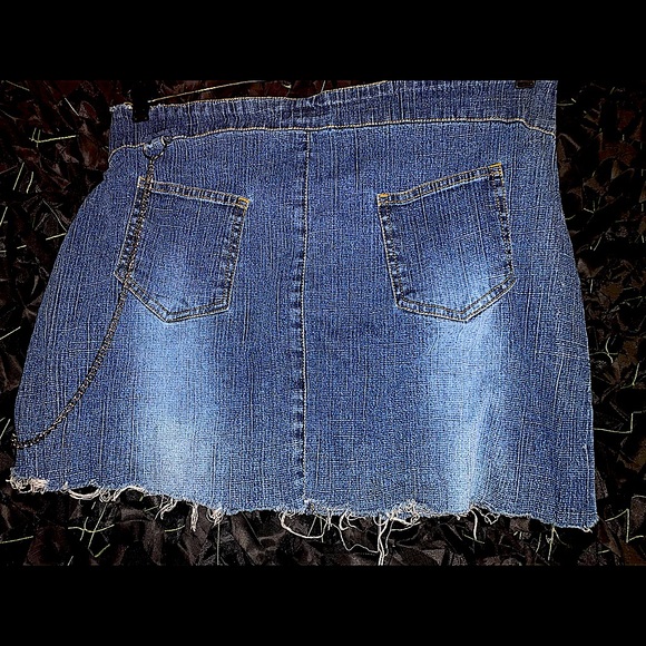 ⭐️SALE⭐️1995 MERRY GO ROUND Cut off Denim Skirt with Chain & Belt NWOT 😱 - Picture 4 of 8